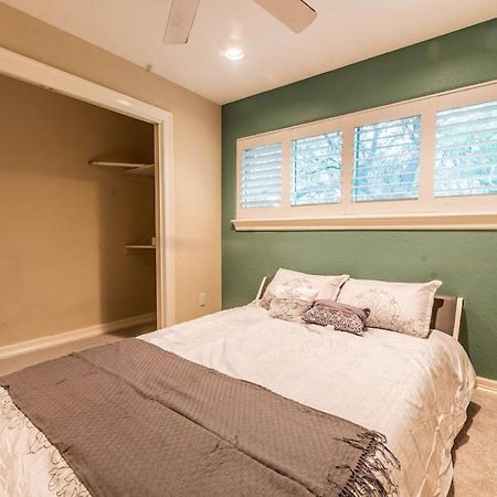 Huge 6 Bedroom With Pool, Spa, 85 Inch Tv, Game Room Houston Exteriör bild