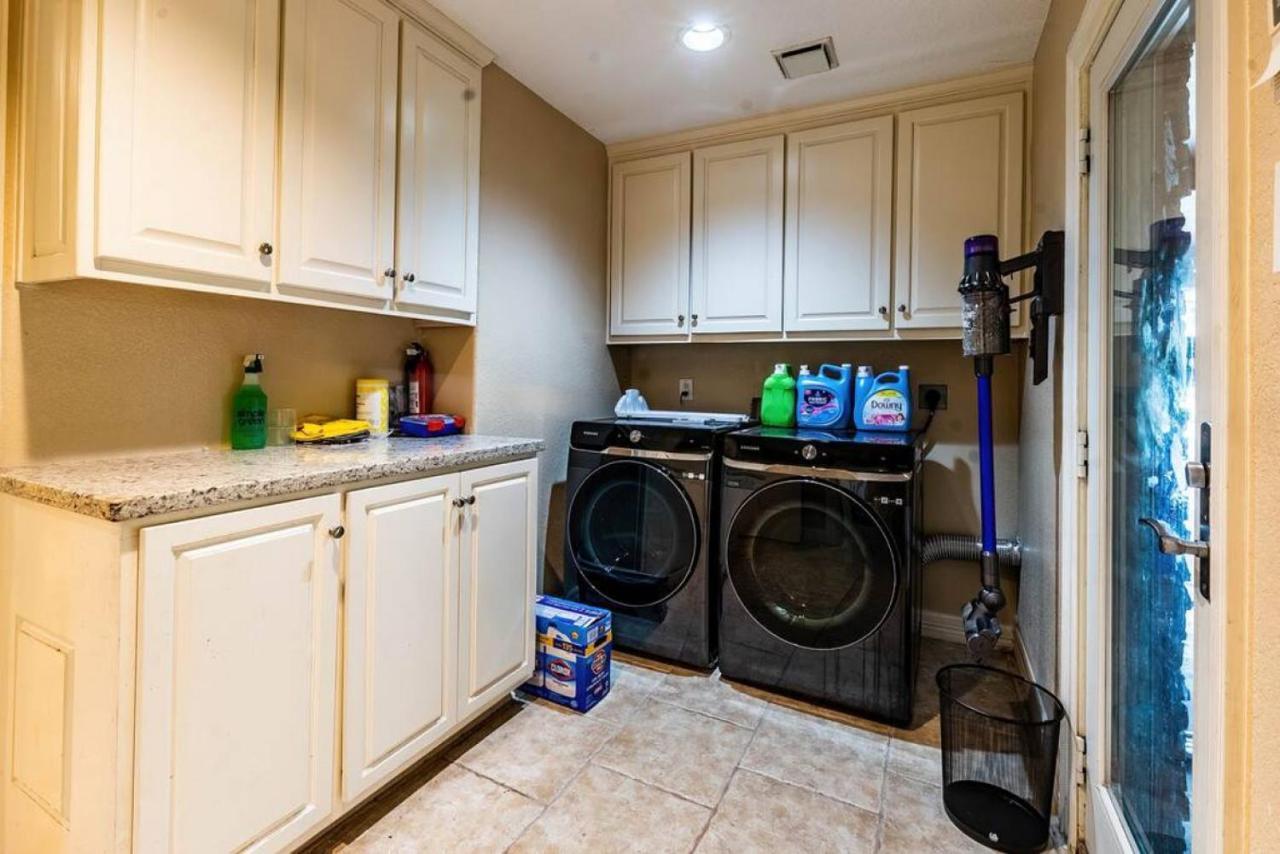Huge 6 Bedroom With Pool, Spa, 85 Inch Tv, Game Room Houston Exteriör bild
