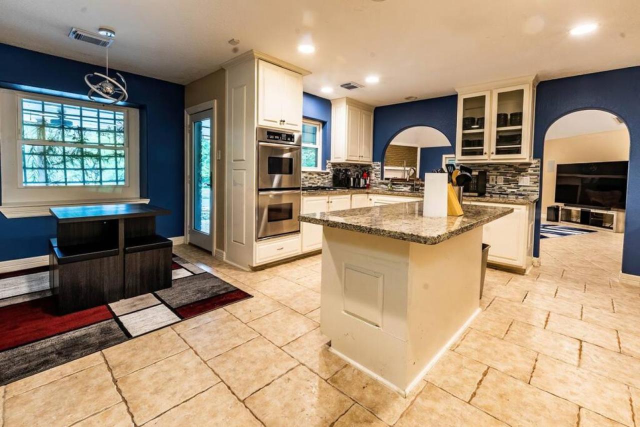 Huge 6 Bedroom With Pool, Spa, 85 Inch Tv, Game Room Houston Exteriör bild